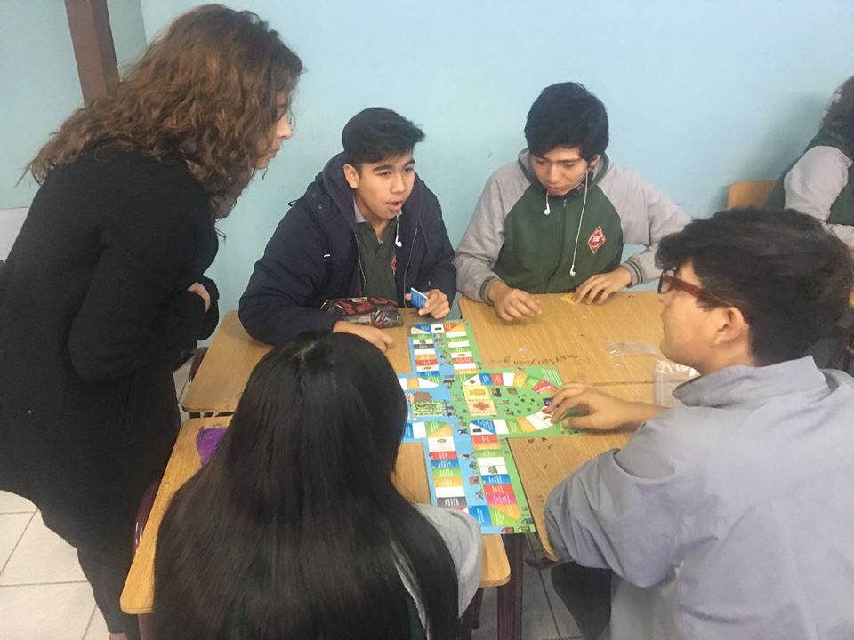 Estudiantes de Enseñanza Básica trabajando en grupo en la sala